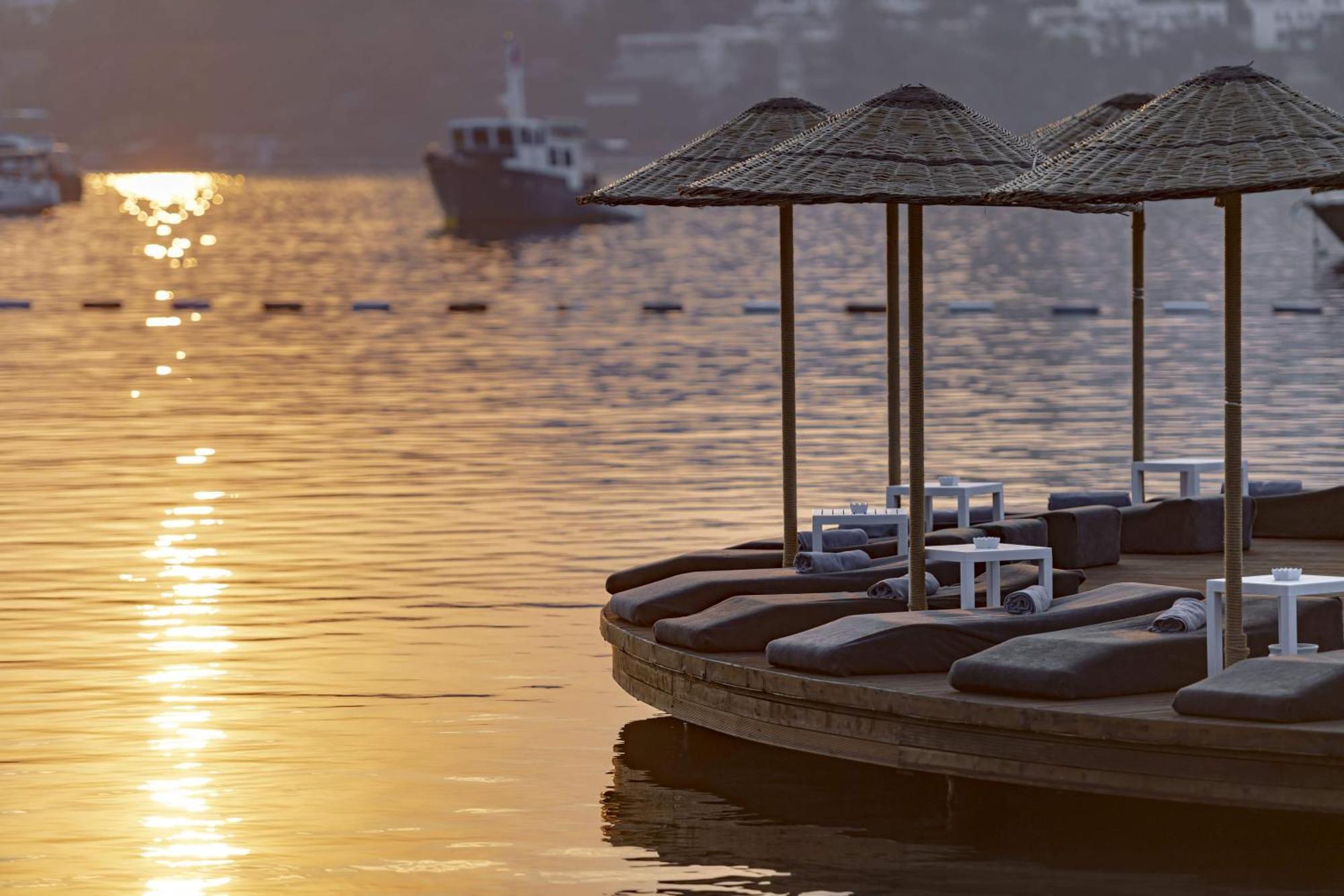 Cape Bodrum Luxury Hotel & Beach Gündoğan Exterior foto Sunset at the beach