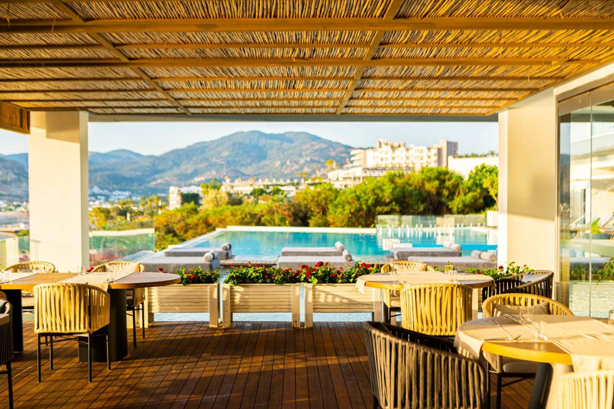 Cape Bodrum Luxury Hotel & Beach Gündoğan Exterior foto The restaurant at the hotel