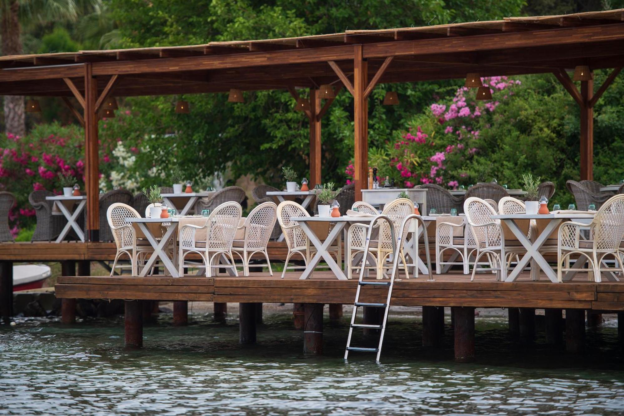 Cape Bodrum Luxury Hotel & Beach Gündoğan Exterior foto Restaurant on the lake