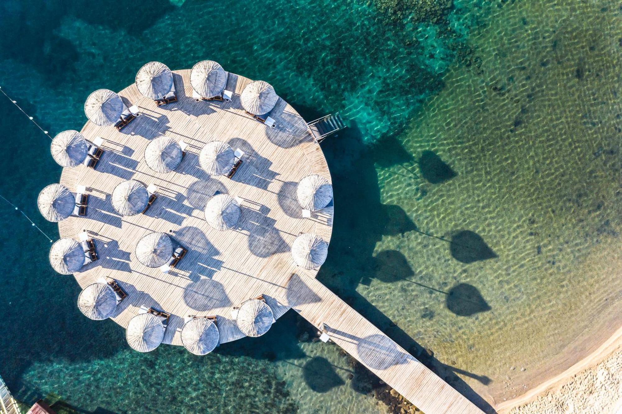 Cape Bodrum Luxury Hotel & Beach Gündoğan Exterior foto Aerial view of the floating beach club